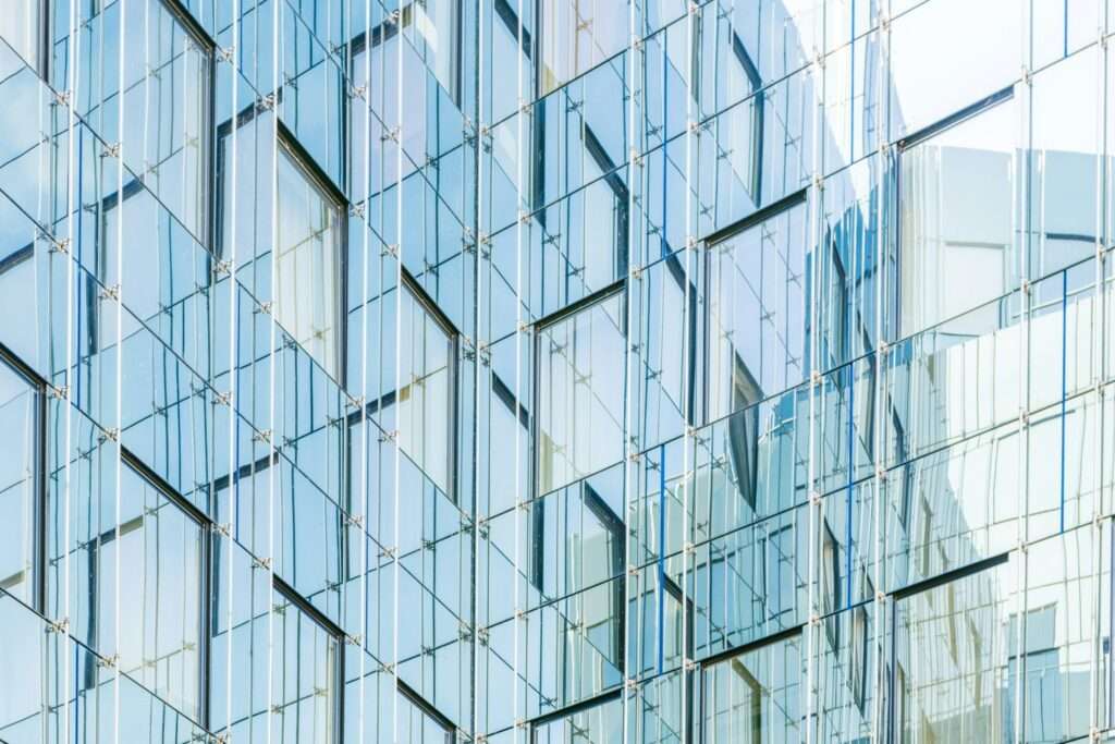 Bürogebäude mit Glasfront. Foto von Christian Ladewig auf Unsplash